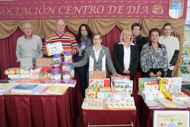 La Asociación del Centro de Día de Personas Mayores dona 2.000 euros de material a la Unidad de Alzheimer