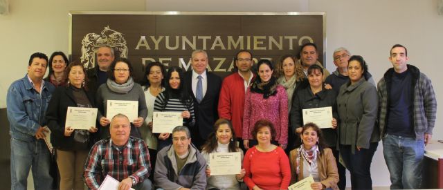 Un centenar de alumnos reciben sus diplomas de inglés básico y de iniaciación a la informática e internet