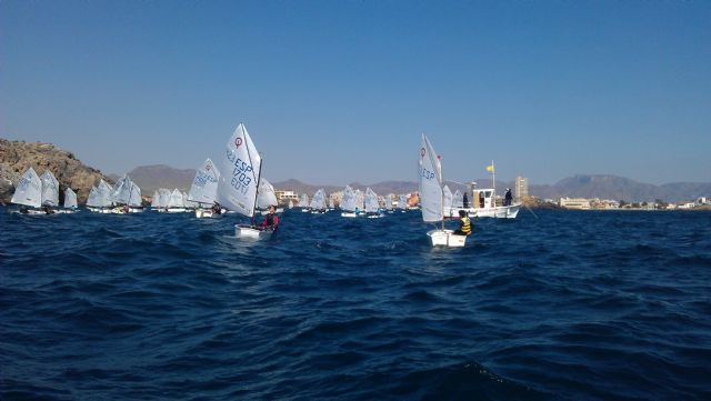 82 barcos de vela infantil surcan las aguas de la Bahía de Mazarrón