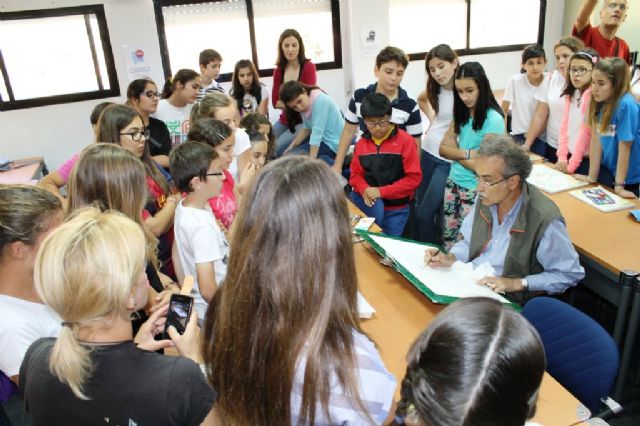 Pedro Cano ofrece una nueva clase magistral a escolares con el pescado como modelo