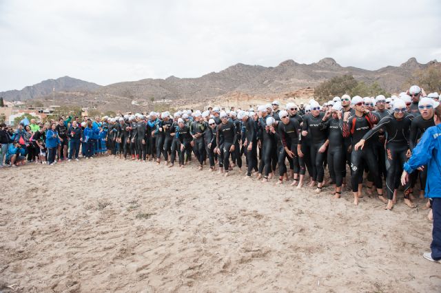 Arturo Galián y Mabel Gallardo se imponen en el I triatlón 'Bahía de Mazarrón'