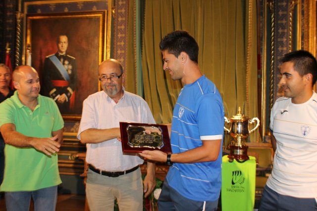 Los subcampeones de España de Fútbol Playa son recibidos en el ayuntamiento y reciben una placa de homenaje