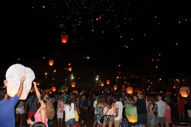 Mil farolillos alumbran el cielo de Mazarrón por un fin benéfico