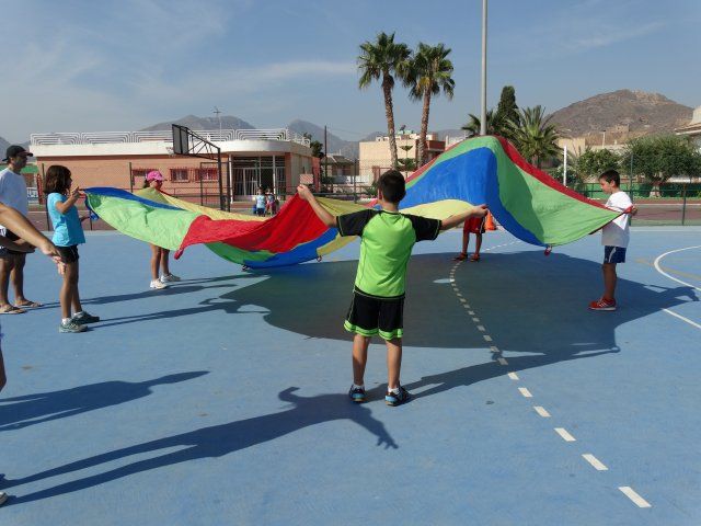 Treinta niños participan en la primera olimpiada de la risa