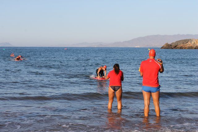 Medio centenar de agentes de toda España compiten en aguas de la Playa de la Reya