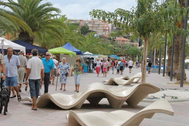 Más de 60 artesanos exponen sus trabajos en el paseo marítimo