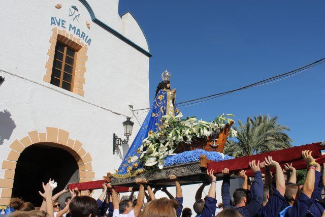 Centenares de fieles acompañan a la Virgen del Milagro en la subida hasta el santuario de La Purísima