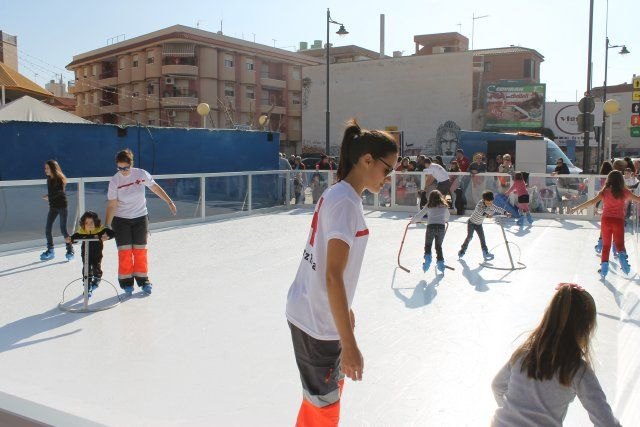 Inaugurada con éxito de acogida la pista navideña de patinaje instalada en puerto de Mazarrón