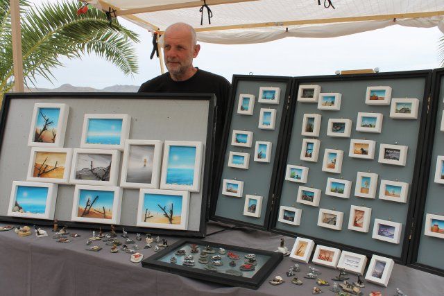 Medio centenar de artesanos vuelven a exponer sus trabajos en el Paseo Marítimo