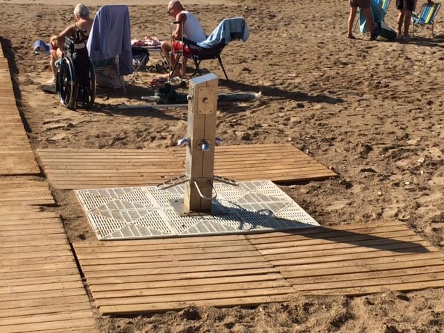 El ayuntamiento coloca nuevos sistemas de drenaje en los lavapiés de las playas