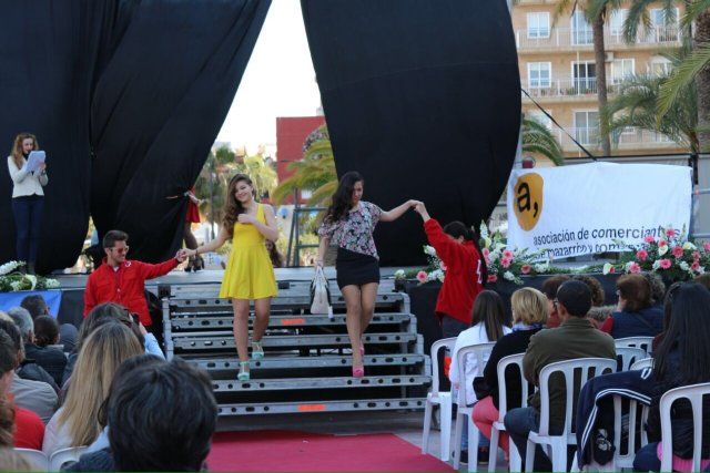 Un pasacalles huertano y un desfile de modelos animan las fiestas de San José