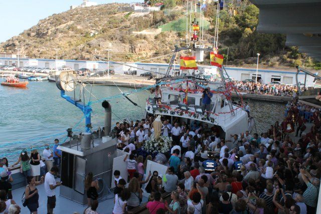 Pescadores y vecinos rinden honores a la Virgen del Carmen