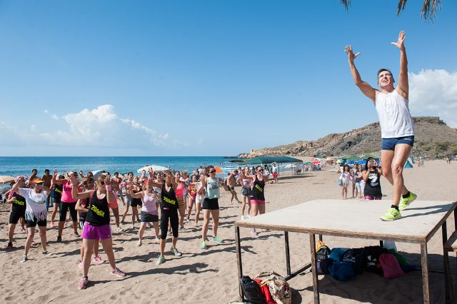 Música y deporte a orillas del mar en las fiestas de Percheles