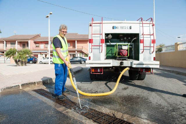 Servicios procede a la limpieza de alcantarillados en prevención de inundaciones