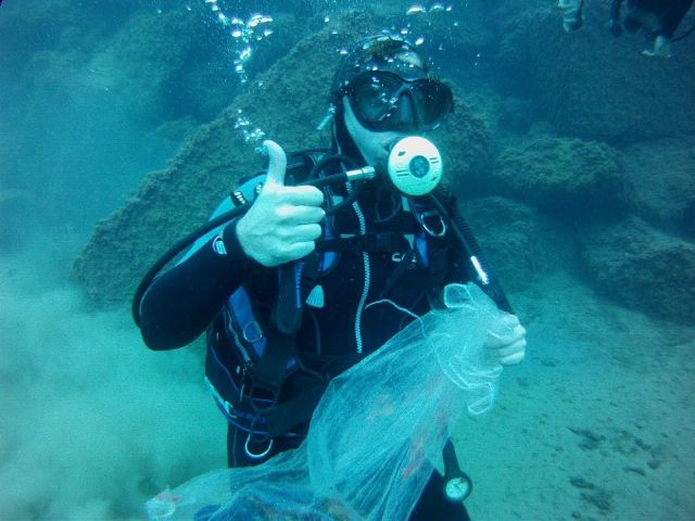 Un centenar de buceadores participa en la limpieza de fondos de la red de vigilantes marinos