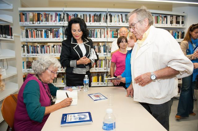 La escritora Mèrce Sànchiz presenta 'La Casa de los Secretos' en la biblioteca de Puerto de Mazarrón