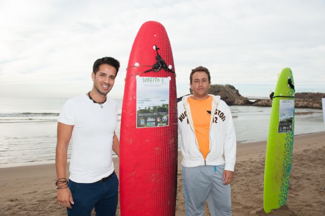 Una veintena de aficionados al surf compiten en la playa de bahía