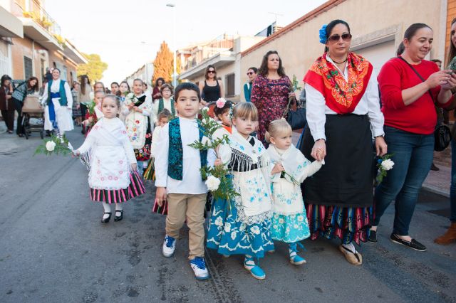 La ofrenda floral congrega a numerosos vecinos que muestran su devoción a la Purísima