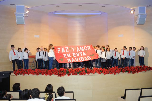 Cerca de 300 escolares cantan a la navidad en el tradicional certamen de villancicos