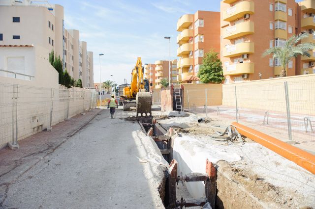 La instalación de dos colectores mejora la red de saneamiento de la ordenación Bahía