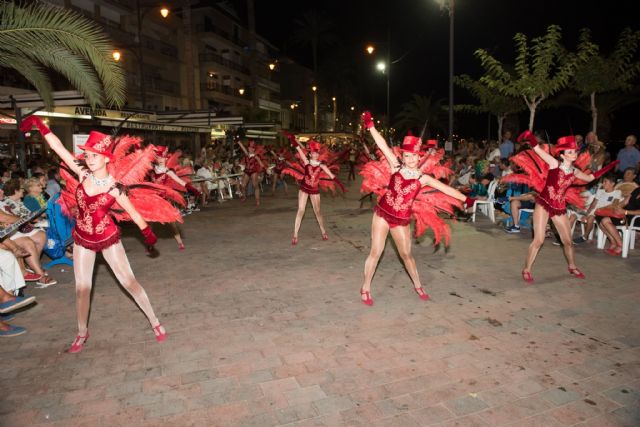 El carnaval de verano hace disfrutar a miles de personas en el paseo marítimo