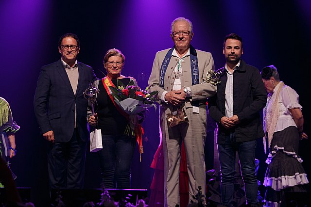 María de los Ángeles Martínez y Ricardo Fernández, elegidos reina y mister tercera edad en el día del mayor