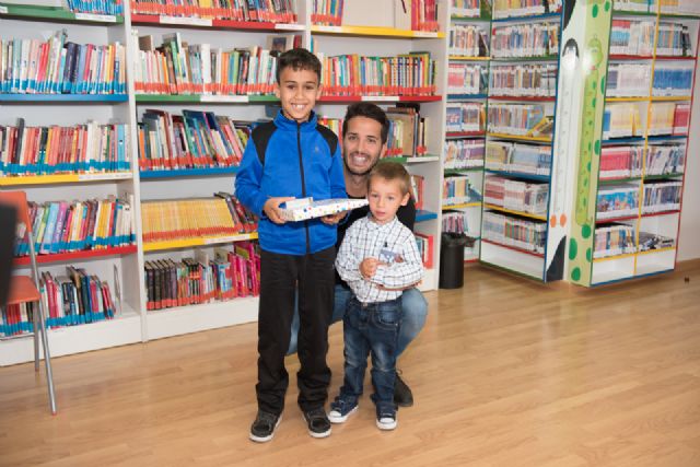 El certamen de fotografía 'nos gusta leer' premia la creatividad de jóvenes mazarroneros