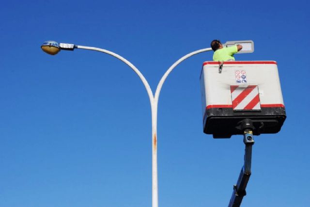 El ayuntamiento continúa con la transformación del alumbrado público con la instalación de luces led