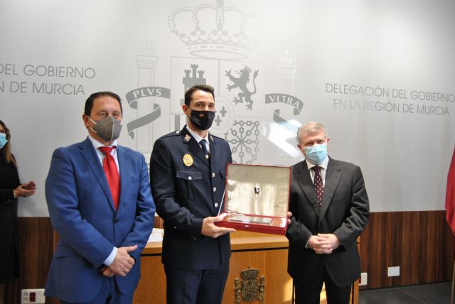 Andrés Fernández Hernández, policía local de Mazarrón, recibe la placa de honor de la Delegación del Gobierno