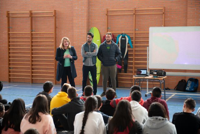 La unidad didáctica de surf acerca los deportes náuticos a 700 alumnos de los centros educativos del municipio