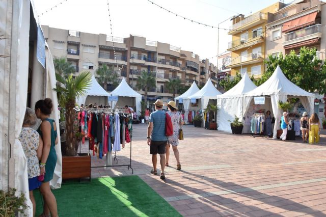 La feria outlet fomenta las compra en comercios del municipio durante el primer fin de semana de agosto