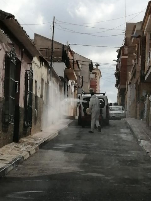 La unidad de defensa contra incendios forestales se ha sumando hoy a las labores de desinfección del ayuntamiento