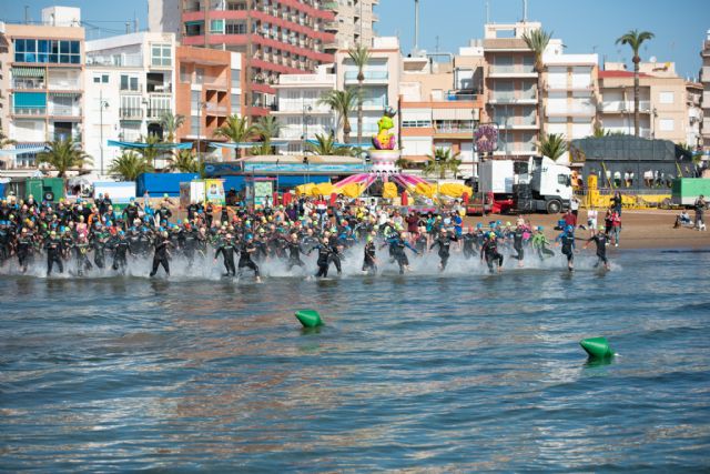 220 nadadores participan en la III travesía a nado de la Isla Fun Fest