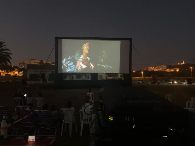 La playa de La Isla se convierte en un cine de verano todos los martes de julio y agosto