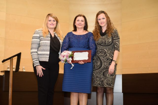 Francisca Ureña recibe el premio de Mujer Mazarronera