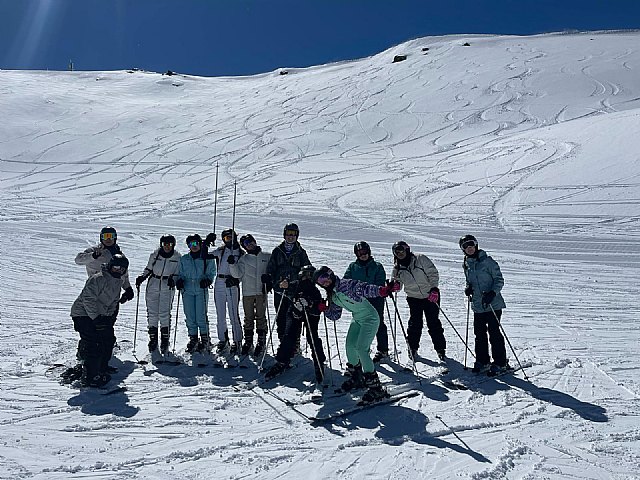 Jóvenes y familias disfrutan de los deportes de invierno y diversión en un viaje organizado por la Concejalía de Juventud