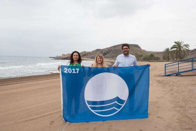 Ocho banderas azules ondean desde este viernes en las playas de Mazarrón