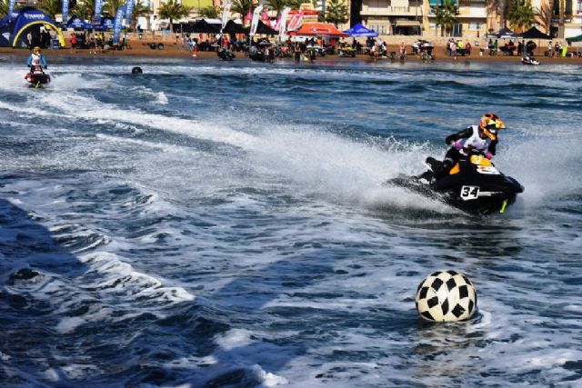 Las Motos de Agua y el Flyski hacen las delicias de cientos de personas que disfrutan de la Copa del Rey