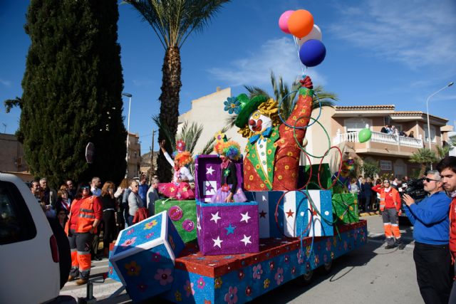 18 grupos participan este domingo en el desfile de carrozas