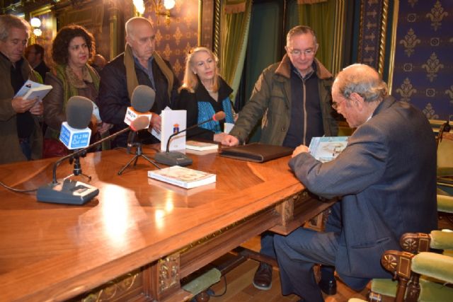 Juan Romera presenta la biografía del general mazarronero José Toral