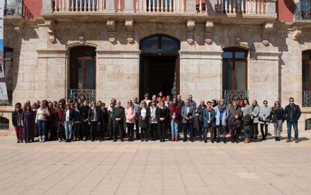 Manifiesto por la igualdad en la plaza del ayuntamiento de Mazarrón