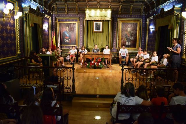 Jóvenes de Cruz Roja aprenden sobre el ayuntamiento y debaten temas de actualidad en el salón de plenos