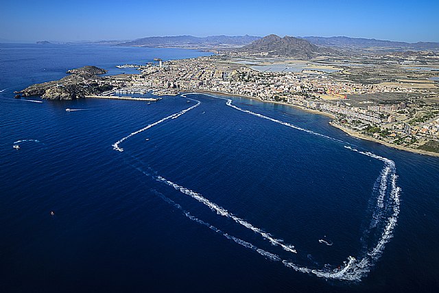 Las motos de agua se exhiben en la Bahía de Mazarrón