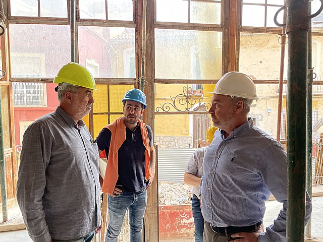 Ginés Campillo visita las obras de restauración del ateneo cultural