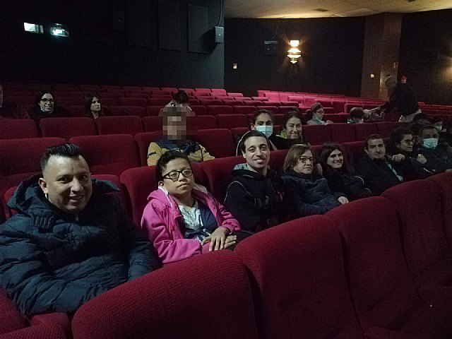 Salida al Cine Velasco de los usuarios del centro de día de personas con discapacidad