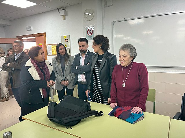 Alumnos del IES Antonio Hellín Costa leen el manifiesto institucional por el Día Internacional de la Mujer