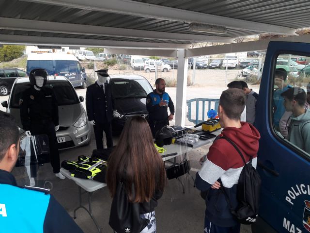 La Policía Local ofrece una charla informativa a los alumnos del IES Domingo Valdivieso