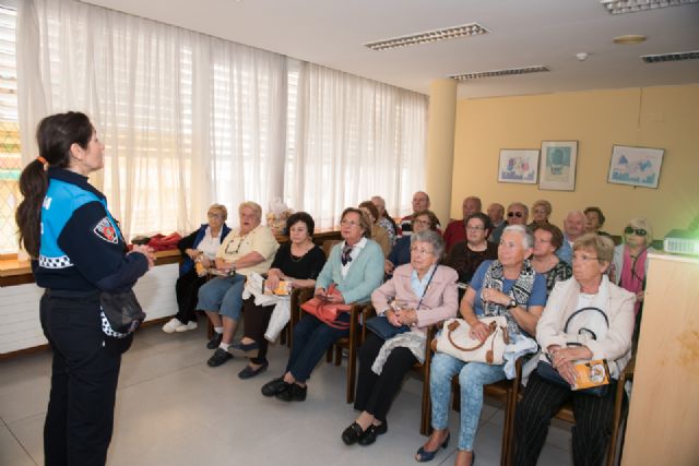 Coordinadoras de tráfico imparten en los centros de día charlas de educación vial dirigidas a peatones