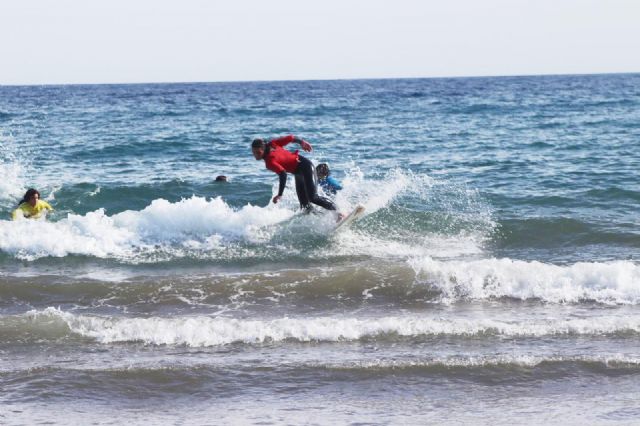 Los competidores del ´fesurfing junior series´ ofrecen un intenso espectáculo en la primera cita de esta prueba nacional