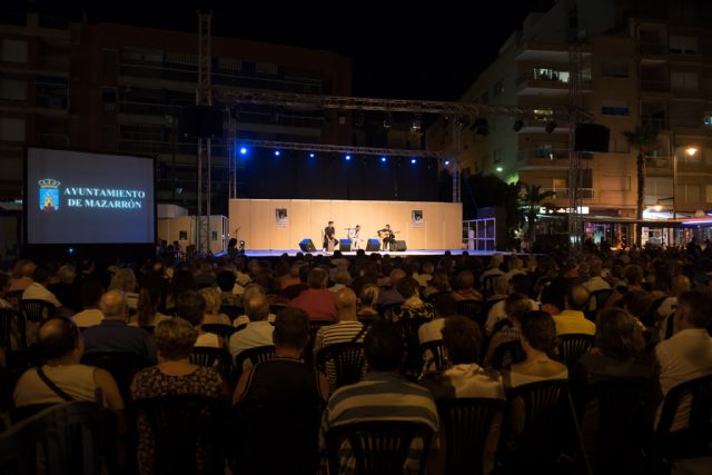 Centenares de personas llenaron el Paseo de la Sal para presenciar la II Gala Flamenca